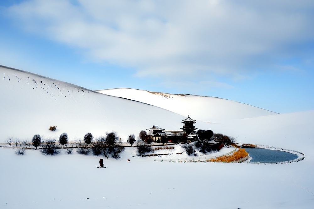 青海油田生活服务公司-白建峰：雪国月泉.jpg