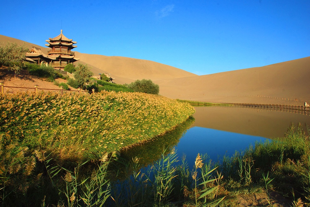 Cleaning work for the observation well in Mount Mingshashan and Crescent Moon-shaped Spring is under way 