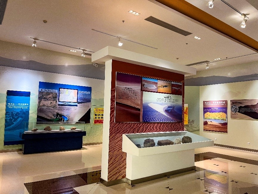 Geological Exhibition Hall（Mingshan Mountain and Crescent Spring））