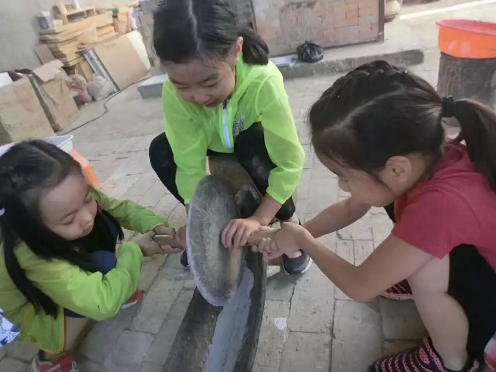 An 8-year-old girl Dunhuang research trip after sharing